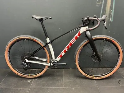 Trek Procaliber 9.7 Gen 2 (Beach Race Edition) met Schijfrem met hydraulische bediening