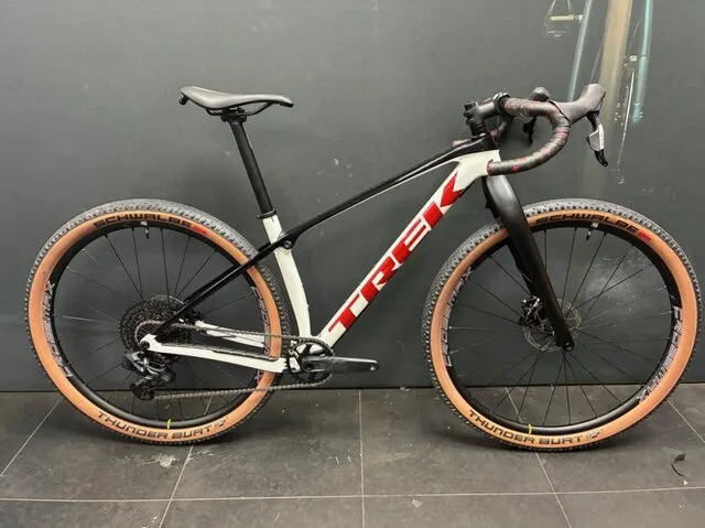 Trek Procaliber 9.7 Gen 2 (Beach Race Edition) met Schijfrem met hydraulische bediening